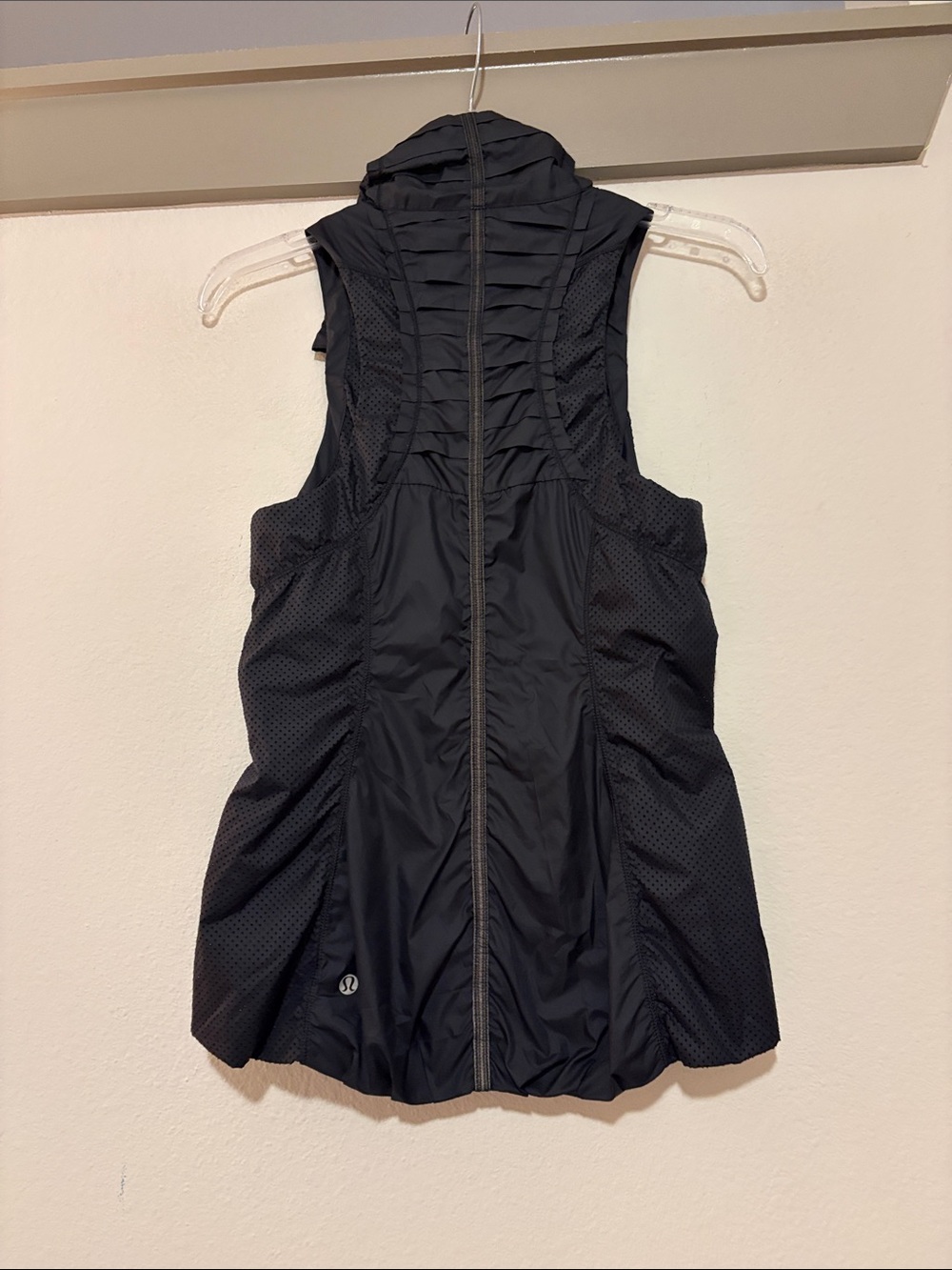Lululemon Black Vest SZ 2 EUC - Picture 2 of 3